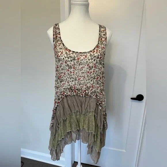 Pretty Good Top with Ruffles - Picture 3 of 6